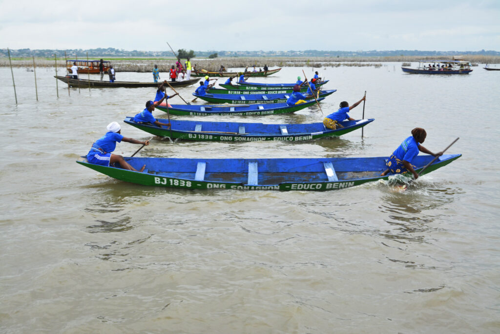 Retro FeSCAN Ganvié 2024 : Zoom sur la course de pirogue ! lvshengzi