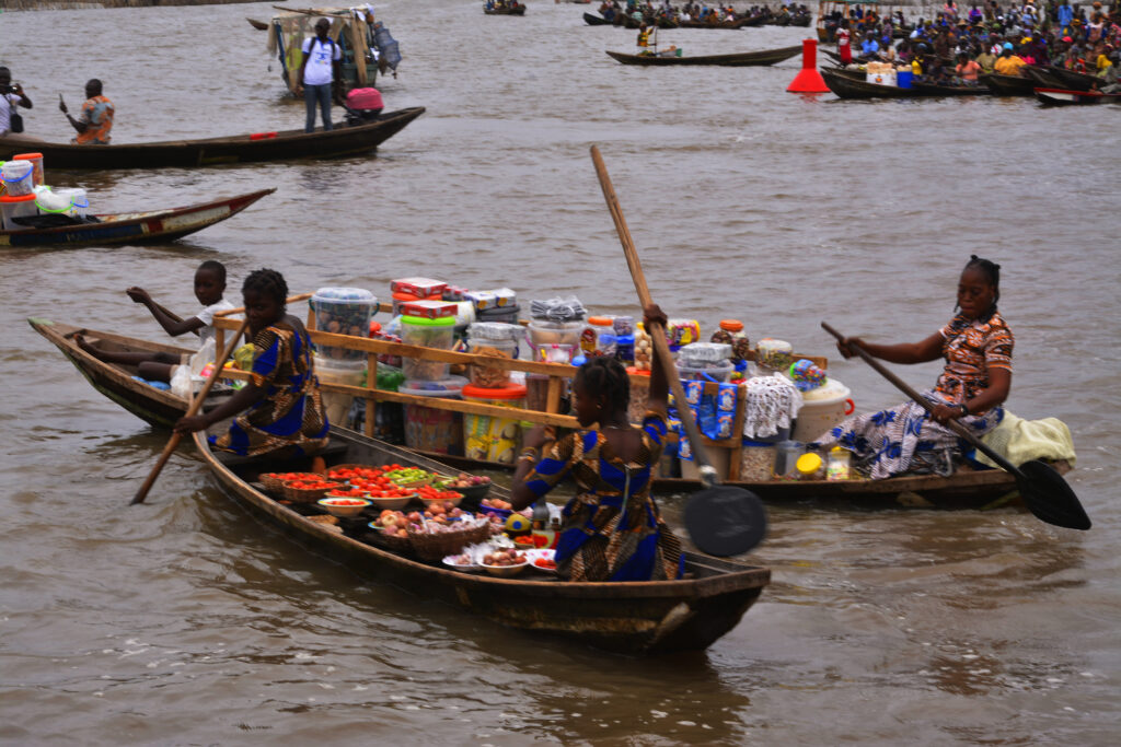 Retro FeSCAN Ganvié 2024 : Zoom sur le défilé des boutiques flottantes ! lvshengzi